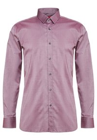 Camisa de manga larga con botones en tela púrpura medio con acabado texturizado, que presenta un cuello estándar y botones grises.