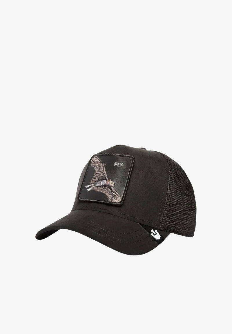 Cappello nero realizzato in tessuto testurizzato con visiera curva, dotato di un patch raffigurante un uccello in volo e la scritta "FLY". Sides in rete per la ventilazione.