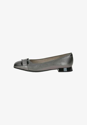 Ballet flat in pelle grigia con punta arrotondata, caratterizzato da un piccolo dettaglio in velluto nero e un tacco basso lucido. Texture liscia e design minimalista.