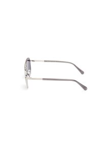 Gafas de sol grises con un elegante marco de metal, lentes degradados y brazos de templo curvados. Presentan un acabado brillante y un sutil detalle de marca.
