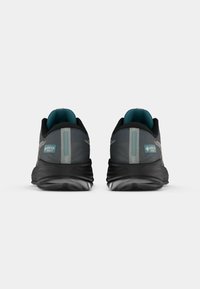 Czarne i szare buty do biegania z etykietą Gore-Tex, wyściełanym obcasem i teksturowaną podeszwą. Wyróżniają się turkusowymi akcentami na kołnierzu i pięcie.