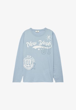 Langärmliges hellblaues Baumwoll-T-Shirt mit weißen Druckgrafiken, einschließlich "New York", Sternen und einem runden Emblem mit "01".