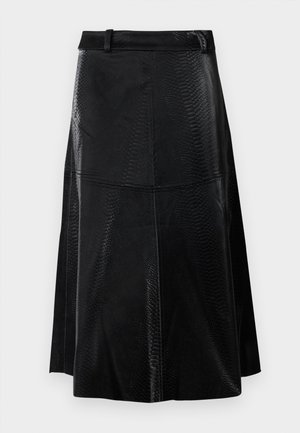 Jupe midi en cuir noir avec une texture en imprimé serpent, dotée d'une taille et de panneaux décoratifs pour une silhouette évasée.