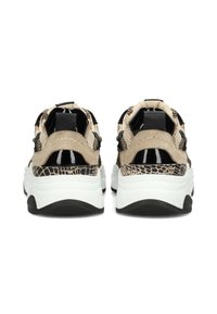 Sneaker chunky in beige e nero con accenti in stampa pitone, suede testurizzato e suole bianche. Presentano un tallone imbottito e materiali a contrasto.