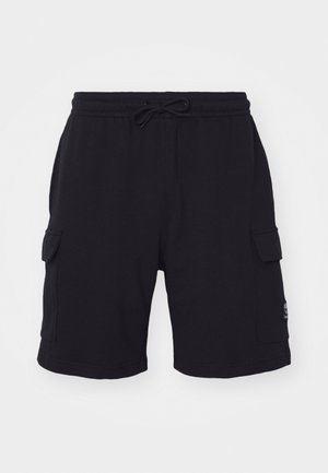 Zwarte cargo shorts met een elastische tailleband en een koord. Bevat twee zijzakken en een klein logo-opkleefpatch aan de rechterkant.