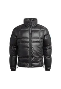 Sort dunjakke lavet af skinnende nylon. Har en høj krave, lynlås foran og elastiske manchetter. Fyrkantet quiltet mønster i stoffet.