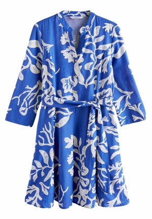 Niebieska sukienka do kolan z białym kwiatowym wzorem, rękawami do łokcia, guzikami z przodu i materiałowym paskiem wiązanym w talii.