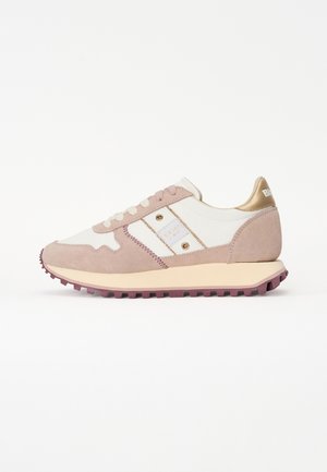 Niedrig geschnittener Sneaker in Beige und Weiß mit Wildledereinsätzen, Schnürung vorne, Gummisohle mit Profil und metallic-goldener Fersenschlaufe.
