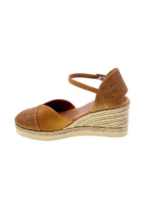 Sandalo espadrille con zeppa marrone, punta chiusa, cinturino alla caviglia e suola in juta intrecciata, progettato per un uso estivo casual.