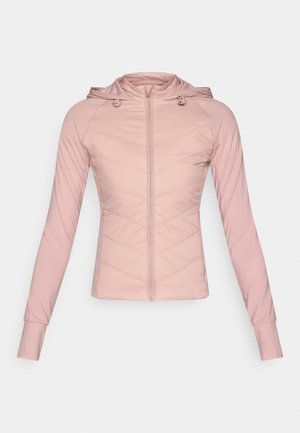 Šviesiai rožinė striukė su užtrauktuku ir gobtuvu, pasižyminti chevron tipo dygsniuotu raštu, ilgomis rankovėmis ir elastinėmis rankogaliais. Lygus audinys su švelniu blizgesiu.