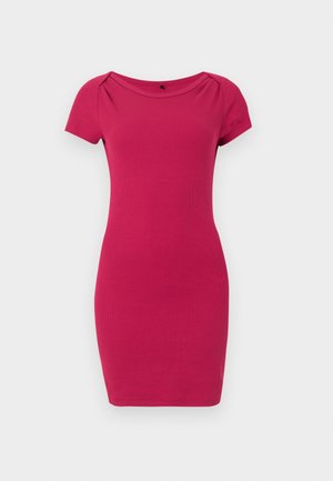 Kortermet, tettsittende knelengde kjole i ensfarget lys rosa med rund halsutringning og lette folder ved skuldrene.