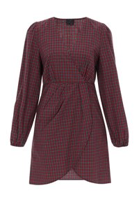 Robe à carreaux rouge et verte avec un design enroulé, manches longues et accents froncés à la taille. Tissu doux avec une texture lisse.