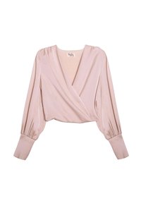 Blusa de estilo envolvente en satén rosa claro. Manga larga con detalle fruncido en los hombros y puños ajustados. Textura suave y un sutil brillo.