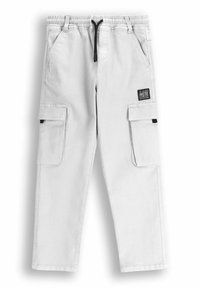 Jasnoszare spodnie cargo z elastycznym paskiem w talii, regulowanym sznurkiem, dwiema kieszeniami bocznymi i dwiema kieszeniami cargo. Naszywka "JESTEM TUTAJ" po boku.