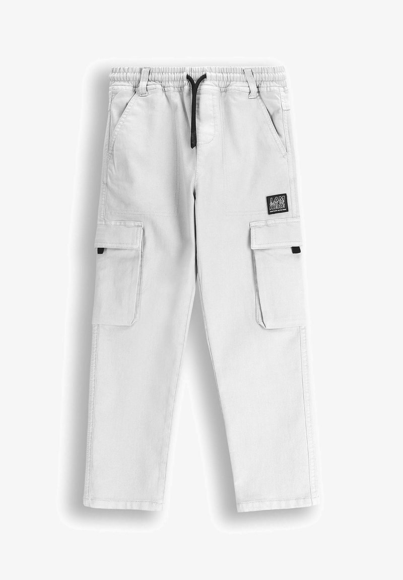 Jasnoszare spodnie cargo z elastycznym paskiem w talii, regulowanym sznurkiem, dwiema kieszeniami bocznymi i dwiema kieszeniami cargo. Naszywka "JESTEM TUTAJ" po boku.