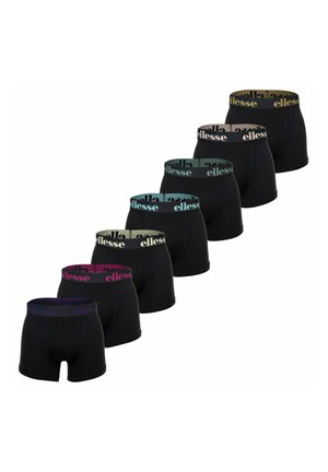 Siedem czarnych bokserek ułożonych diagonalnie z kolorowymi elastycznymi pasami z logo "ellesse" w różnych kolorach.