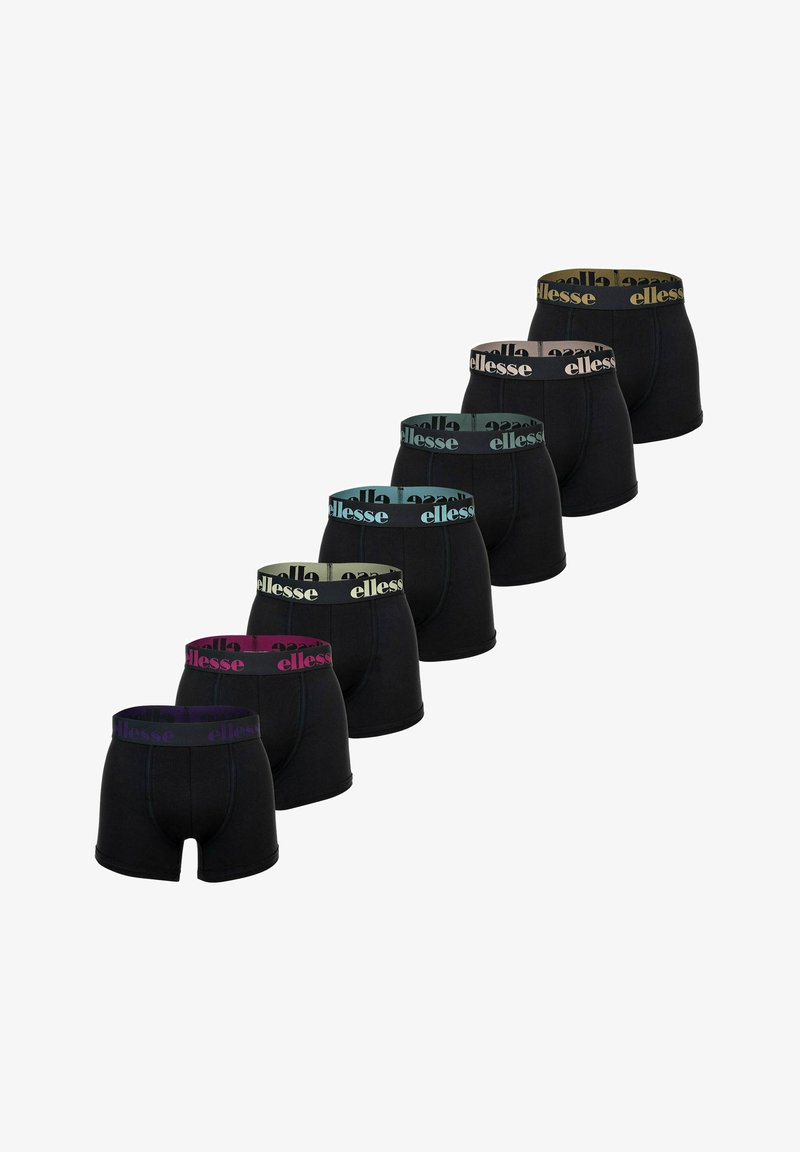Sept boxers noirs disposés en diagonale avec des ceintures élastiques colorées affichant le logo "ellesse" dans différentes couleurs.
