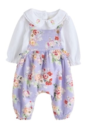 Hvid babybluse med lange ærmer med blondekrave og blomsterbroderi kombineret med lilla blomsterprintet buksedragt med træknapper.