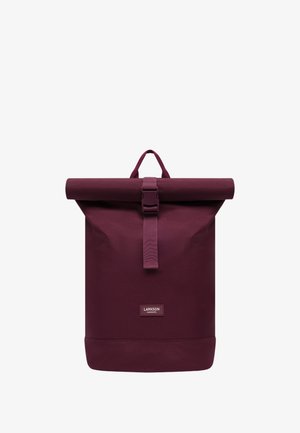 Sac à dos noir violet à rabat avec sangle de boucle à l'avant et poignée supérieure, marqué "Larkson Hamburg" en bas au centre avant.