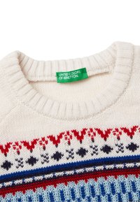 Bílý pletený svetr s barevným vzorem Fair Isle v červené, modré, černé a světle modré barvě, s pružným límcem a zelenou značkovou nálepkou.