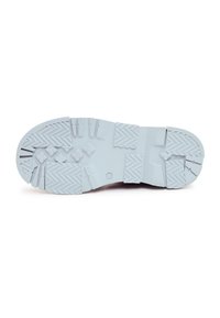 Suela de zapato de goma azul claro con textura, con surcos y patrones para ofrecer agarre. Presenta dibujo de tacos distintivos y un diseño robusto.