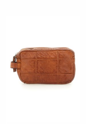 Borsa in pelle marrone, forma rettangolare con una finitura testurizzata, dotata di chiusura con zip e di un manico laterale per un facile trasporto.