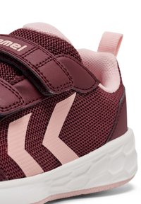 Maronen Sneakers mit pinken Mesh-Akzenten, ausgestattet mit einem Klettverschlussriemen und einer weißen Sohle, die ein modernes Design und einen lebhaften Farbkontrast präsentieren.