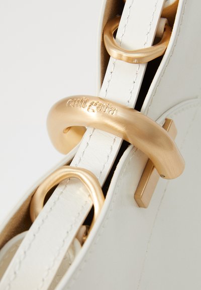 Borsa a tracolla in pelle bianca con una texture liscia, accessori in tonalità oro e logo impresso su una chiusura circolare.
