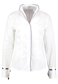 Camisa blanca de manga larga con un sutil brillo, que presenta un ribete azul marino a lo largo del cuello y los puños, y lazos ajustables en los extremos de las mangas.