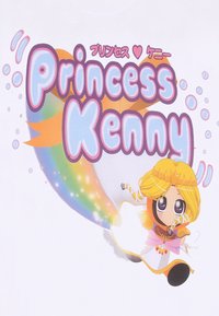 Bílá tričko s grafikou "Princezna Kenny", s živými barvami, duhou a karikaturou postavy v koruně a róbě.