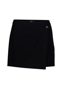 Jupe portefeuille noire en tissu doux, dotée d'une fermeture à bouton sur le côté et d'une texture lisse. Design simple avec des lignes épurées.