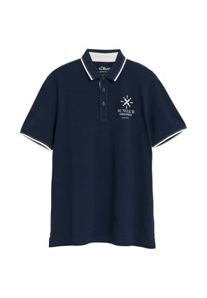Polo bleu marine à manches courtes avec col et manches rayés blancs, patte à deux boutons et logo blanc "Sunclub" sur la poitrine.