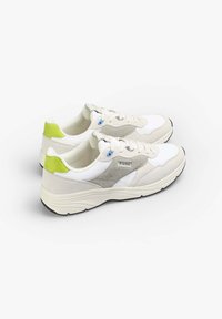 Sneakers bianchi con accenti grigi e verde lime, caratterizzati da un tessuto testurizzato, punta tonda e chiusura con lacci. Branding visibile sul lato.