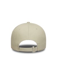 Beige baseball cap vist fra baksiden med justerbar stropp og metallspenne på hvit bakgrunn.