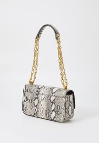 MICHAEL Michael Kors TRIBECA CHAIN - Handtasche - natural
