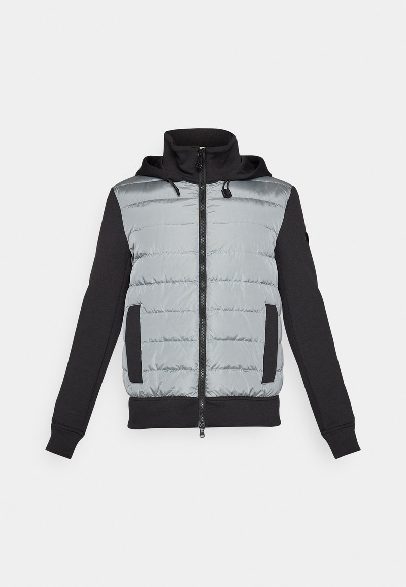 Kurtka puchowa z metalicznie szarym przodem, czarnymi polarowymi rękawami i kapturem, zapięcie na zamek z przodu oraz dwiema bocznymi kieszeniami. Gładka tekstura.