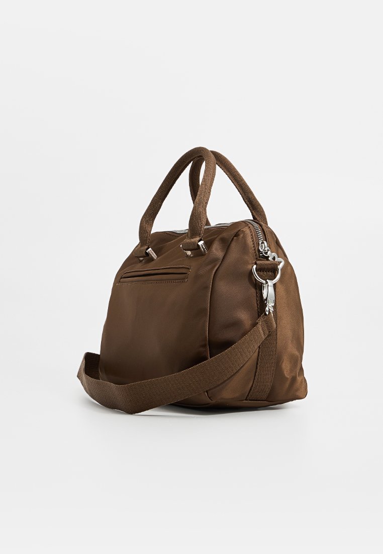 Braune Stofftasche mit strukturierter Oberfläche, zwei Griffen, verstellbarem Schultergurt und silbernen Hardware-Details. Verfügt über eine Fronttasche mit Reißverschluss.