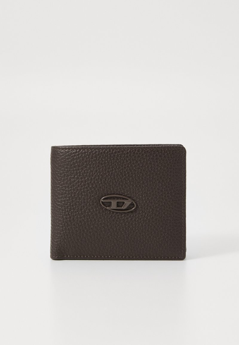 Portefeuille en cuir marron avec une texture granuleuse et un emblème de logo. Design bi-fold avec des coutures visibles et des bords arrondis. Taille compacte.