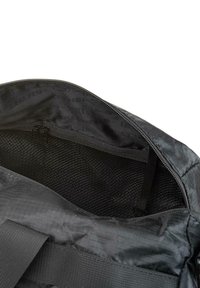 Bolsa negra con cremallera y exterior texturizado. El interior cuenta con un bolsillo de malla y un forro suave, adecuado para almacenamiento y organización.