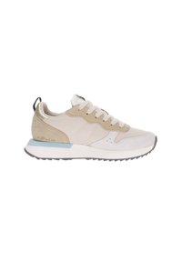 Zapatilla que presenta una combinación de materiales en beige claro y gris, con una parte superior texturizada, suelas blancas y un acento metálico en el talón.