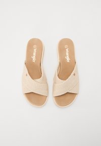 Beiga slip-on sandaler med vävd textilövre och släta fodrade mocka innersulor, med ett korsande design och texturerade detaljer.