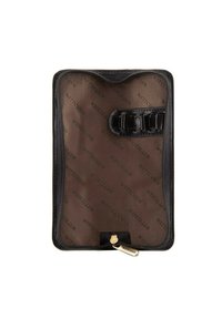 Custodia da viaggio in pelle nera con una texture liscia, chiusura con zip e interno beige con marchio ripetuto. Include una tracolla con fibbie.