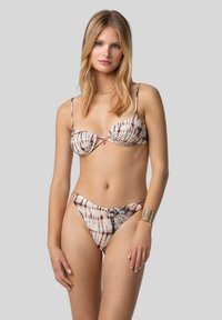 Reggiseno e bikini con un motivo tie-dye nei colori marrone, beige e arancione. Presenta spalline sottili e un design arricciato. Tessuto liscio.