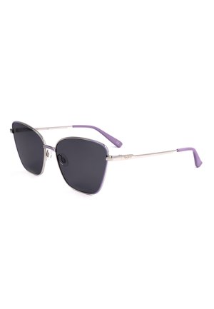 Occhiali da sole stile cat-eye con montatura in metallo argento, lenti scure e estremità delle aste viola su sfondo bianco.