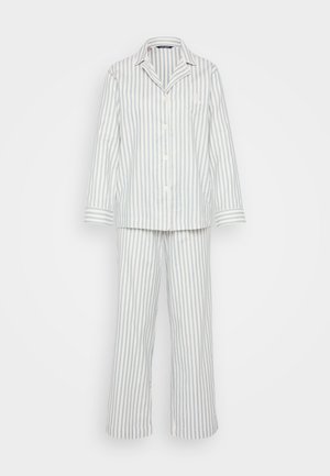 Ribadeega pidžaamakomplekt, mis on valmistatud helesinistest ja valgetest triipudest, sisaldab nööbiga särki, kraed ja sobivaid pükse. Materjal näeb välja pehme ja sile.