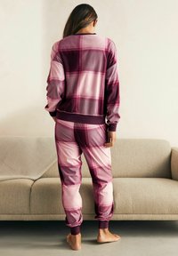 Next COSY LONG SLEEVE SET - Pyžamová súprava - berry red check