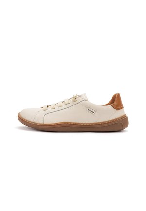 Zapatilla deportiva casual de cuero beige con suela marrón y detalle en el talón, cierre de cordones y una pequeña etiqueta de la marca en el lateral.