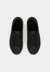 Sneaker neri con motivo, lacci piatti e una parte superiore testurizzata. Presentano una suola bianca e un logo sulla soletta.
