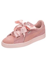 Rosa Wildlederschuh mit abgerundetem Zehenbereich, flacher Gummisohle und übergroßen Satin-Schnürsenkeln. Besitzt ein dezentes Logo und strukturierte Akzente.