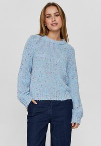 Hellblauer, gestrickter Pullover mit einem strukturierten Muster und bunten Sprenkeln. Verfügt über einen Rundhalsausschnitt und weite Ärmel. Lässige Passform und strukturierte Oberfläche.
